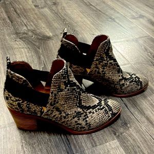 Dolce Vita snakeskin booties like new size 9